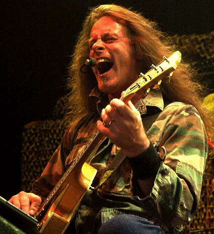 Ted Nugent......bête de scéne!!!!!! attention sa déchire....