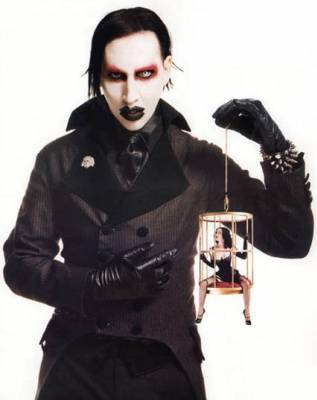 Manson et son jouet.....